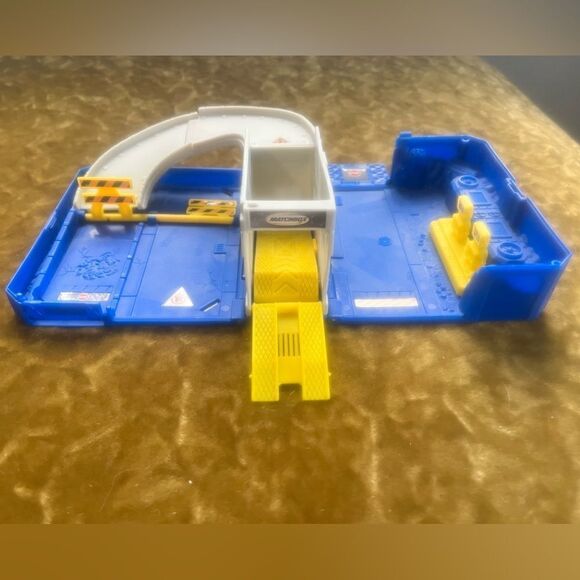 Vintage 2001 Matchbox Police Station Case Box  Has Ramp Pieces - Picture 7 of 10